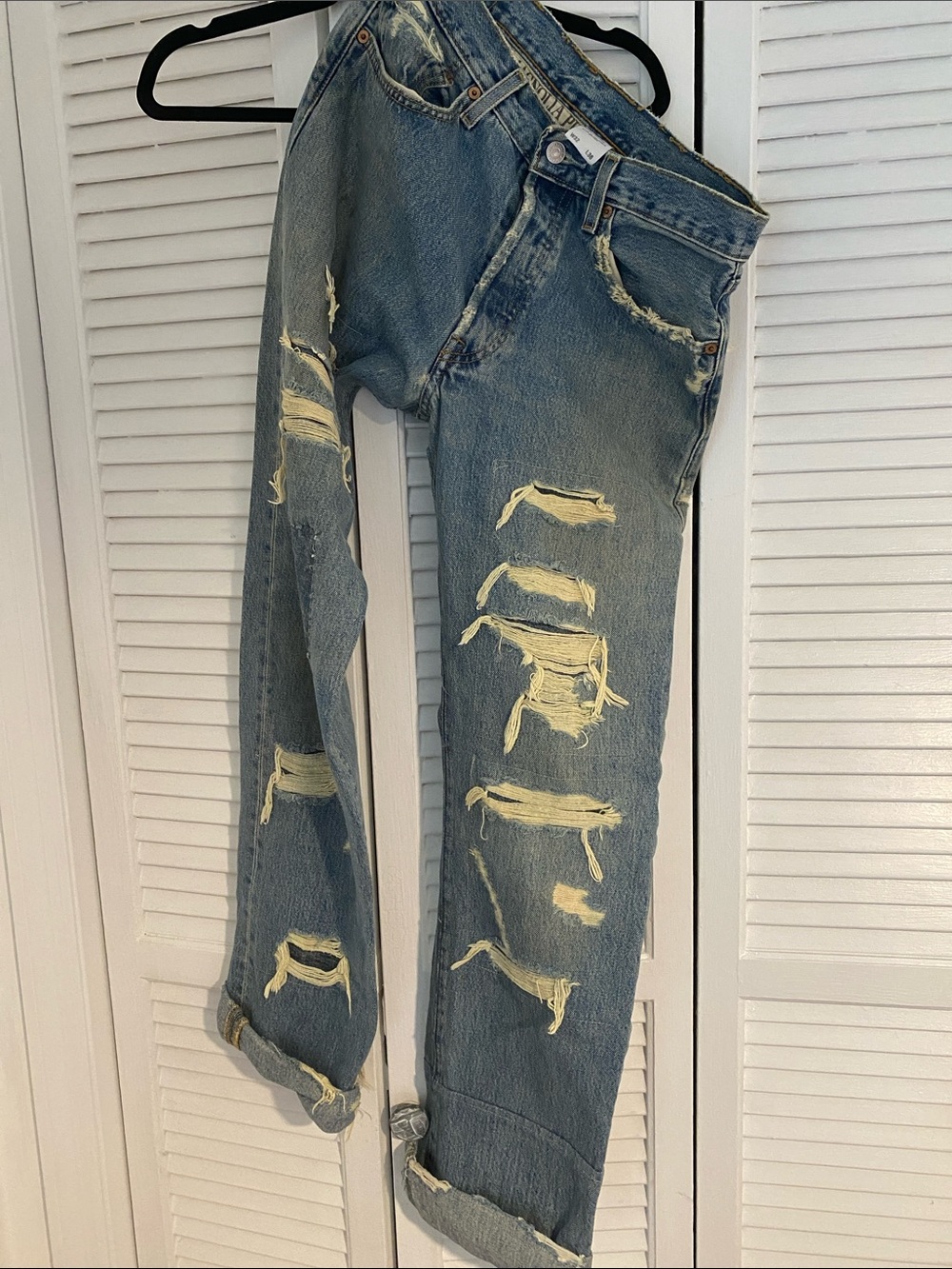 Magnolia Pearl Distressed Vintage Levi’s
